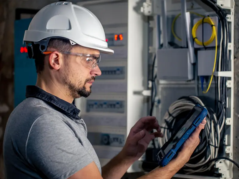 Elektriker bei der Arbeit